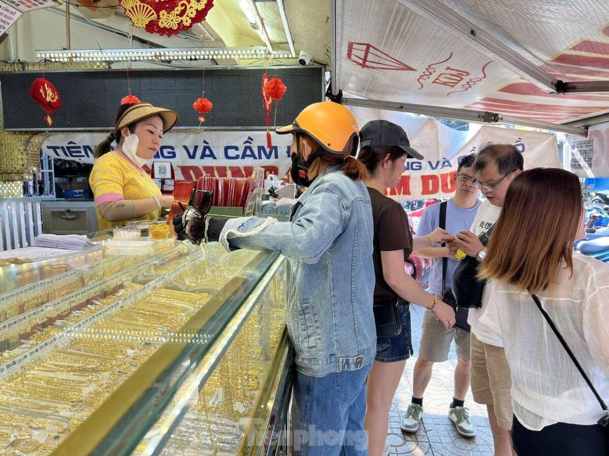 Tiệm vàng chỉ có người bán, vắng người mua sát ngày Thần Tài ở TPHCM