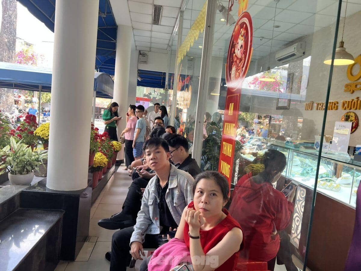 Tiệm vàng chỉ có người bán, vắng người mua sát ngày Thần Tài ở TPHCM