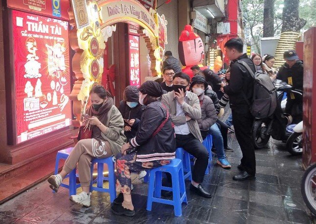 Đội mưa rét chen chân mua vàng, nhiều người ‘khóc thét’ vì giá lao dốc