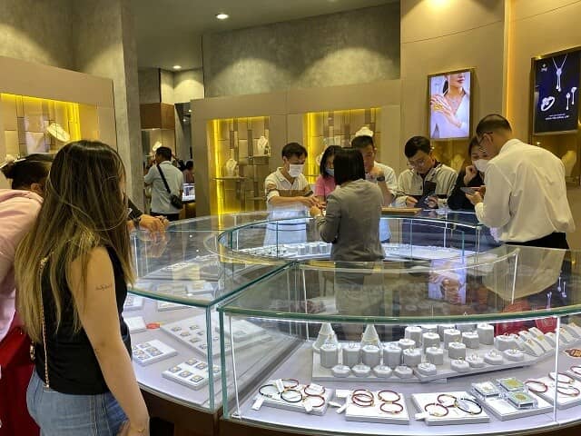 Khách hàng mua vàng PNJ chờ thanh toán tại quầy. Với niềm tin mua vàng vào ngày vía Thần tài (mùng 10  ...