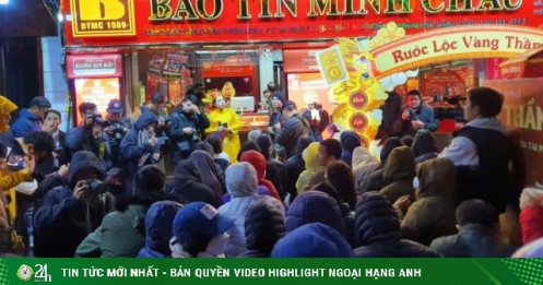 “Lộ diện” người dậy từ 1 giờ sáng đi xếp hàng mua vàng đầu tiên ngày vía Thần Tài 2025