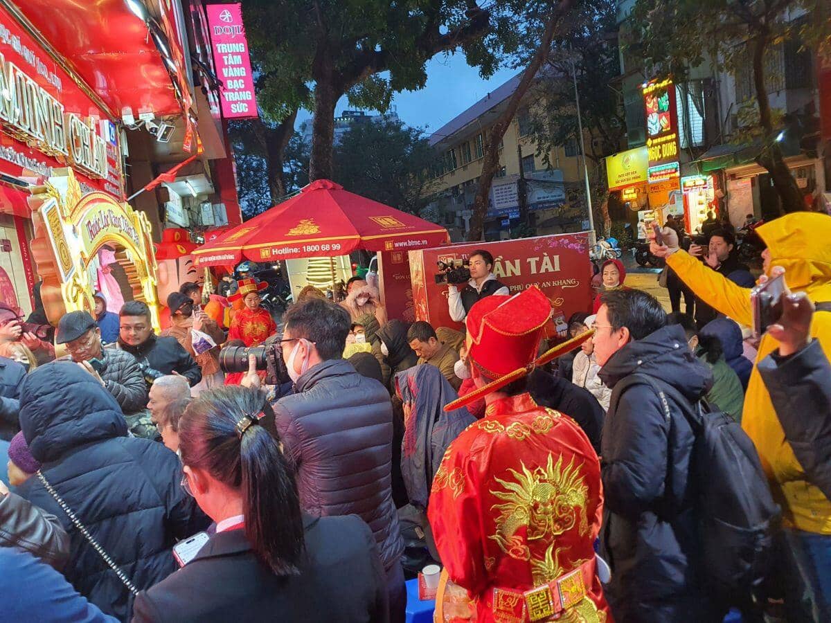 “Lộ diện” người dậy từ 1 giờ sáng đi xếp hàng mua vàng đầu tiên ngày vía Thần Tài 2025