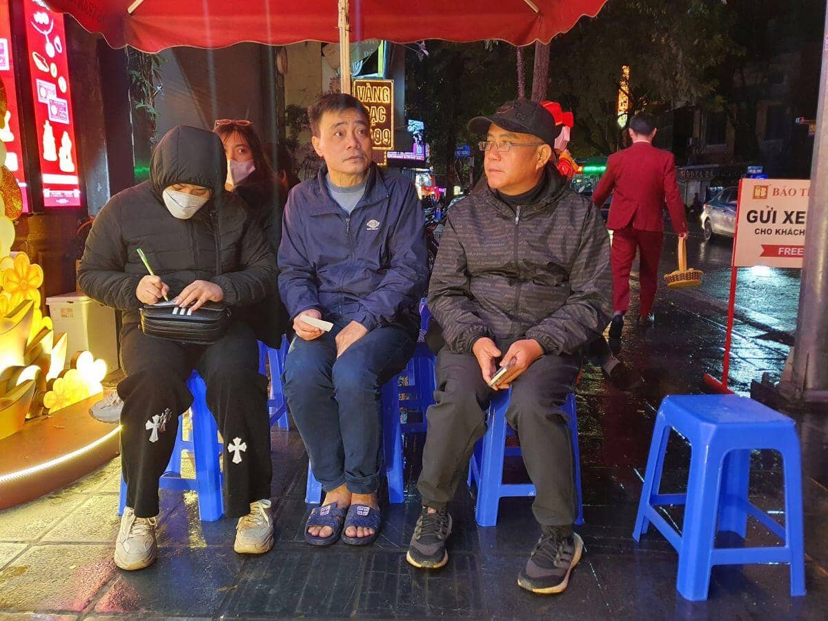 “Lộ diện” người dậy từ 1 giờ sáng đi xếp hàng mua vàng đầu tiên ngày vía Thần Tài 2025