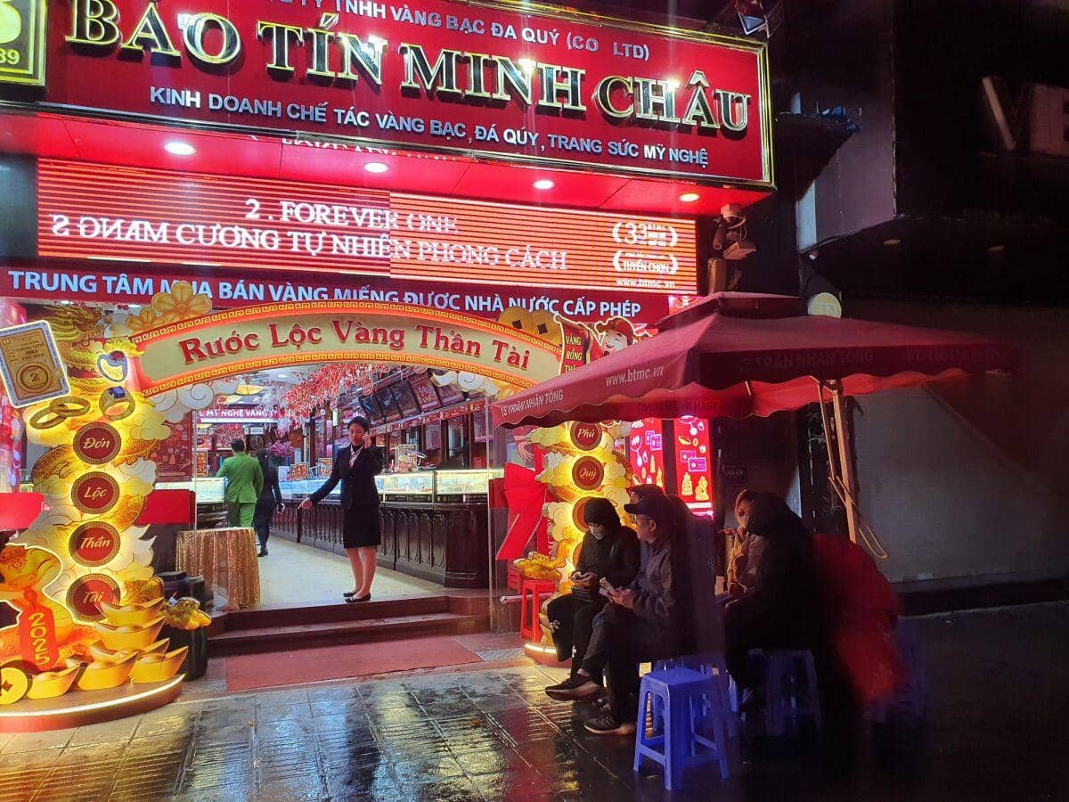 “Lộ diện” người dậy từ 1 giờ sáng đi xếp hàng mua vàng đầu tiên ngày vía Thần Tài 2025