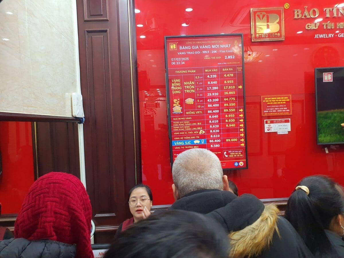 “Lộ diện” người dậy từ 1 giờ sáng đi xếp hàng mua vàng đầu tiên ngày vía Thần Tài 2025