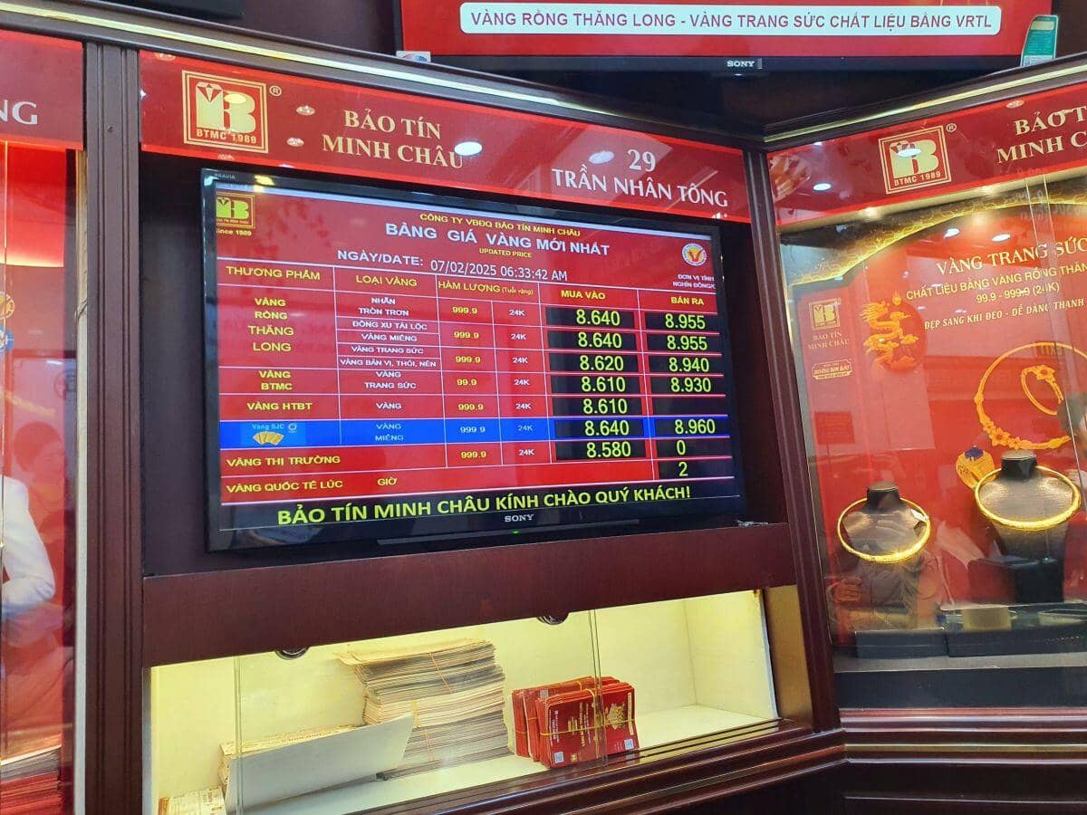 “Lộ diện” người dậy từ 1 giờ sáng đi xếp hàng mua vàng đầu tiên ngày vía Thần Tài 2025