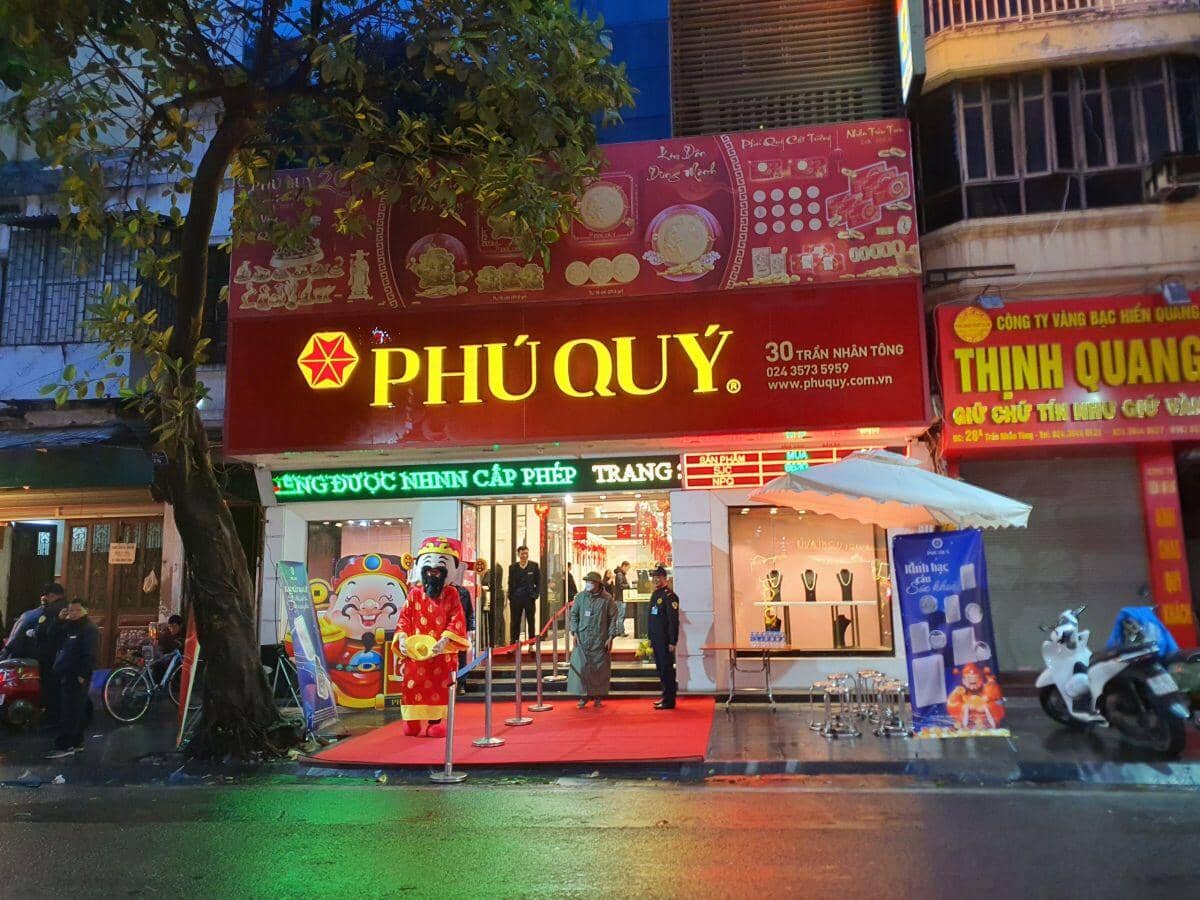 “Lộ diện” người dậy từ 1 giờ sáng đi xếp hàng mua vàng đầu tiên ngày vía Thần Tài 2025