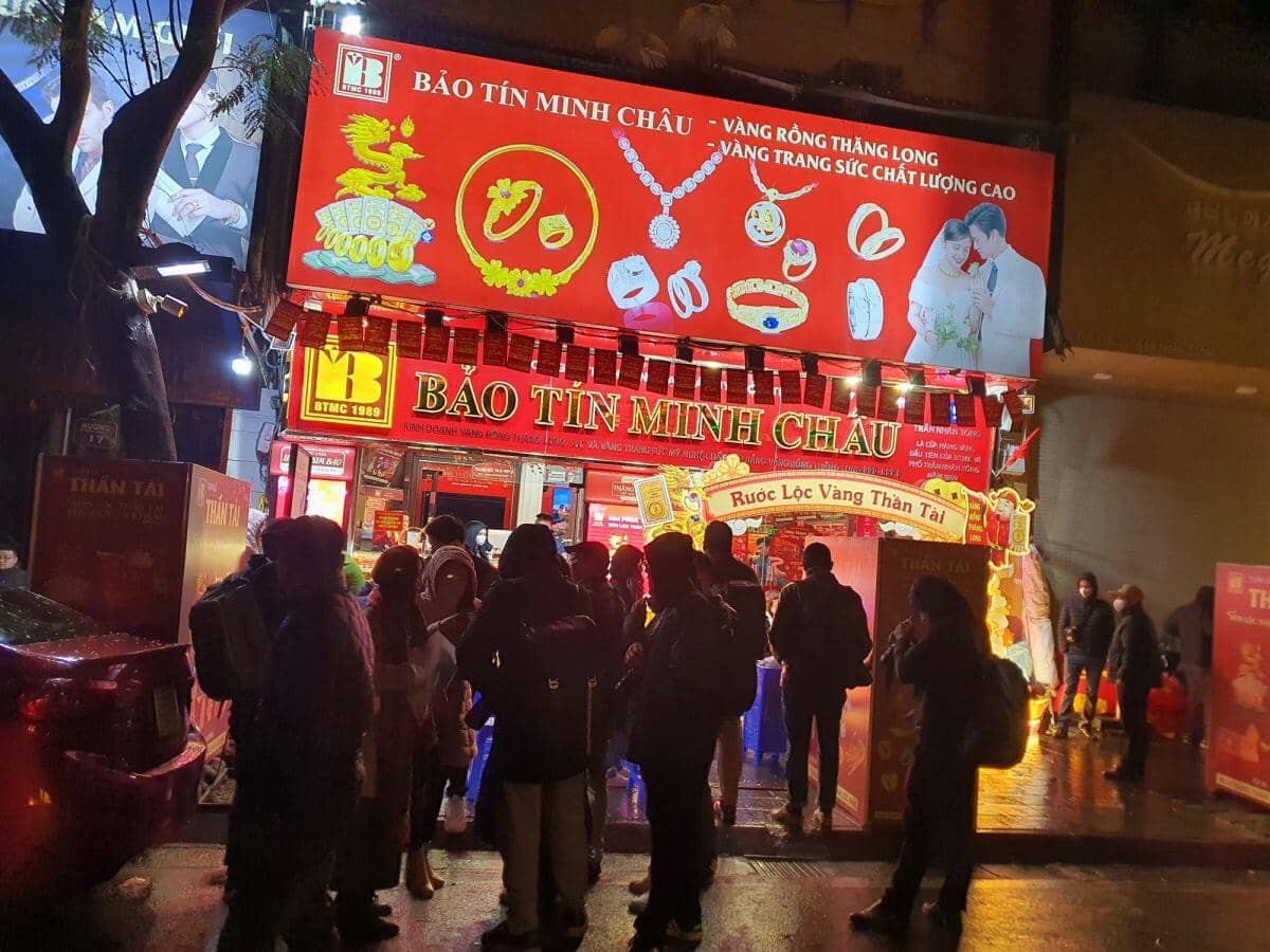 “Lộ diện” người dậy từ 1 giờ sáng đi xếp hàng mua vàng đầu tiên ngày vía Thần Tài 2025