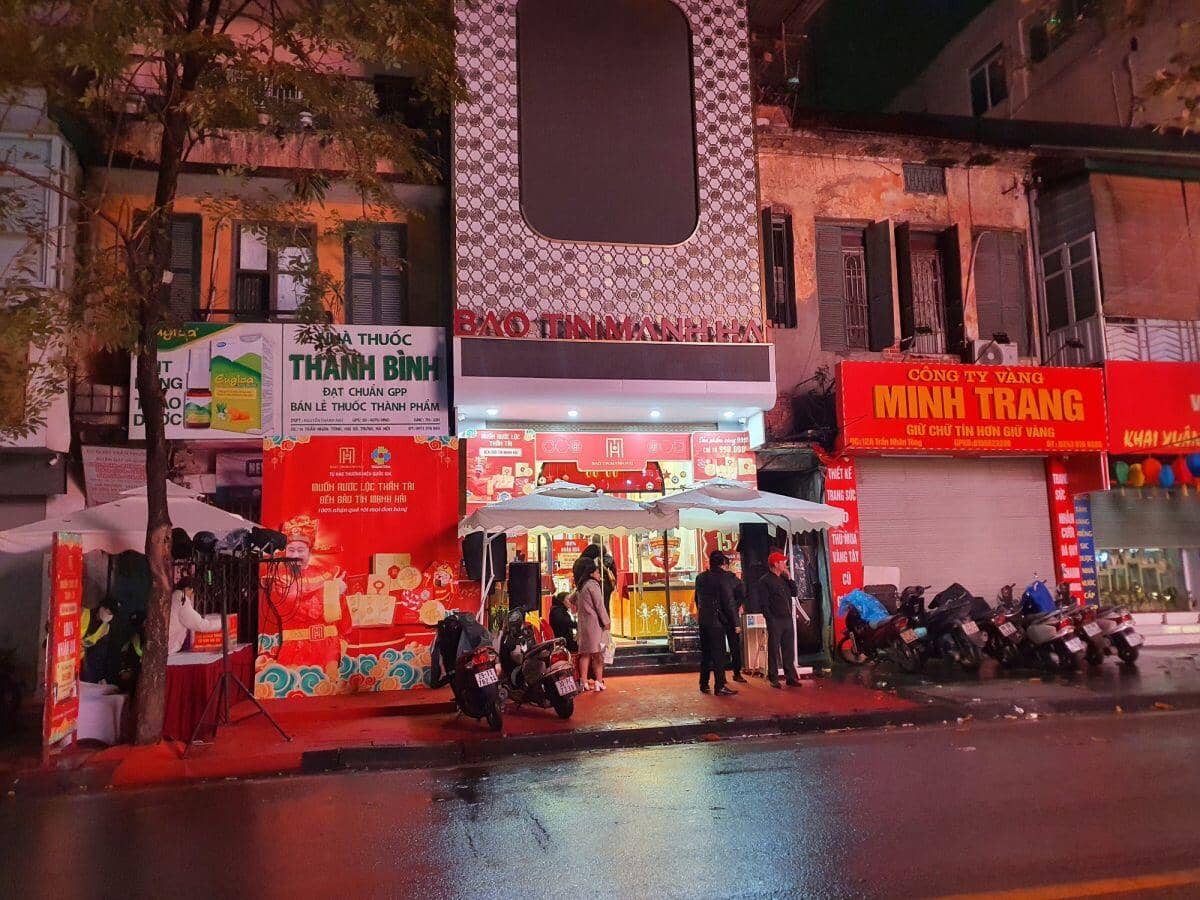 “Lộ diện” người dậy từ 1 giờ sáng đi xếp hàng mua vàng đầu tiên ngày vía Thần Tài 2025