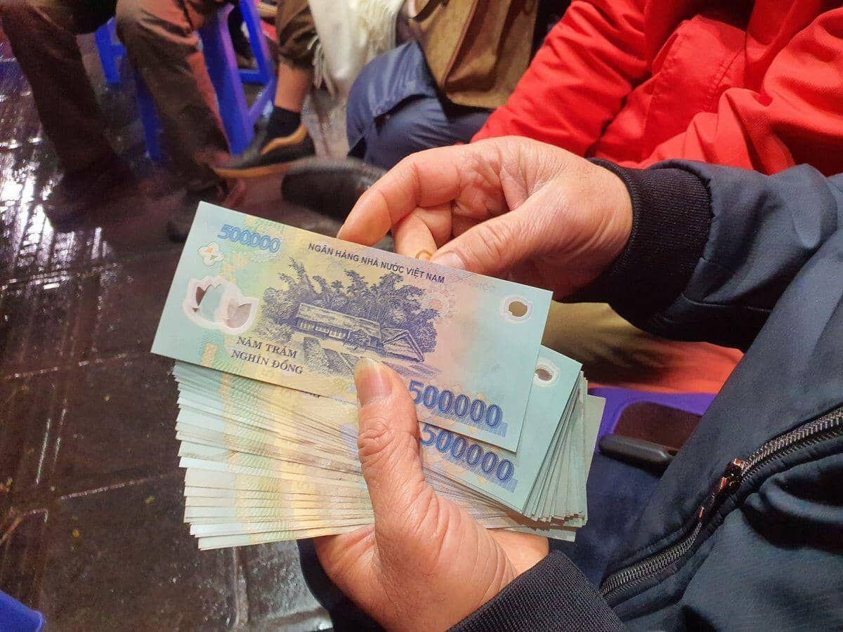 “Lộ diện” người dậy từ 1 giờ sáng đi xếp hàng mua vàng đầu tiên ngày vía Thần Tài 2025
