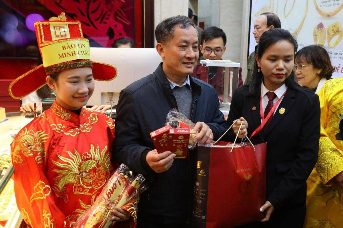 “Lộ diện” người dậy từ 1 giờ sáng đi xếp hàng mua vàng đầu tiên ngày vía Thần Tài 2025
