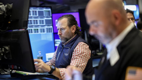 Chứng khoán Mỹ sụt mạnh vì mối lo thuế quan, giá dầu giảm 3 tuần liên tiếp