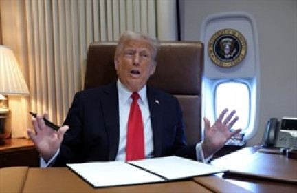 Cổ phiếu thép lao dốc khi Tổng thống Trump giương đòn thuế