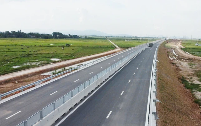 Bộ trưởng Giao thông chỉ đạo vụ bung khe co giãn đường cao tốc làm nhiều ô tô nổ lốp