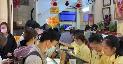 Giá vàng tăng giảm loạn xạ, người dân TPHCM ùn ùn đi bán