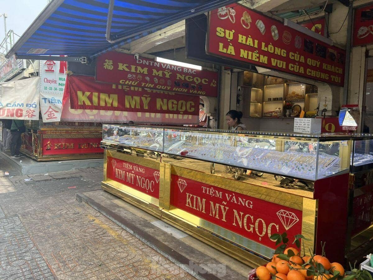 Giá vàng tăng giảm loạn xạ, người dân TPHCM ùn ùn đi bán