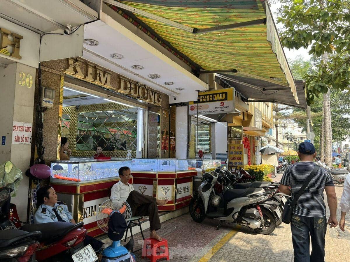 Giá vàng tăng giảm loạn xạ, người dân TPHCM ùn ùn đi bán