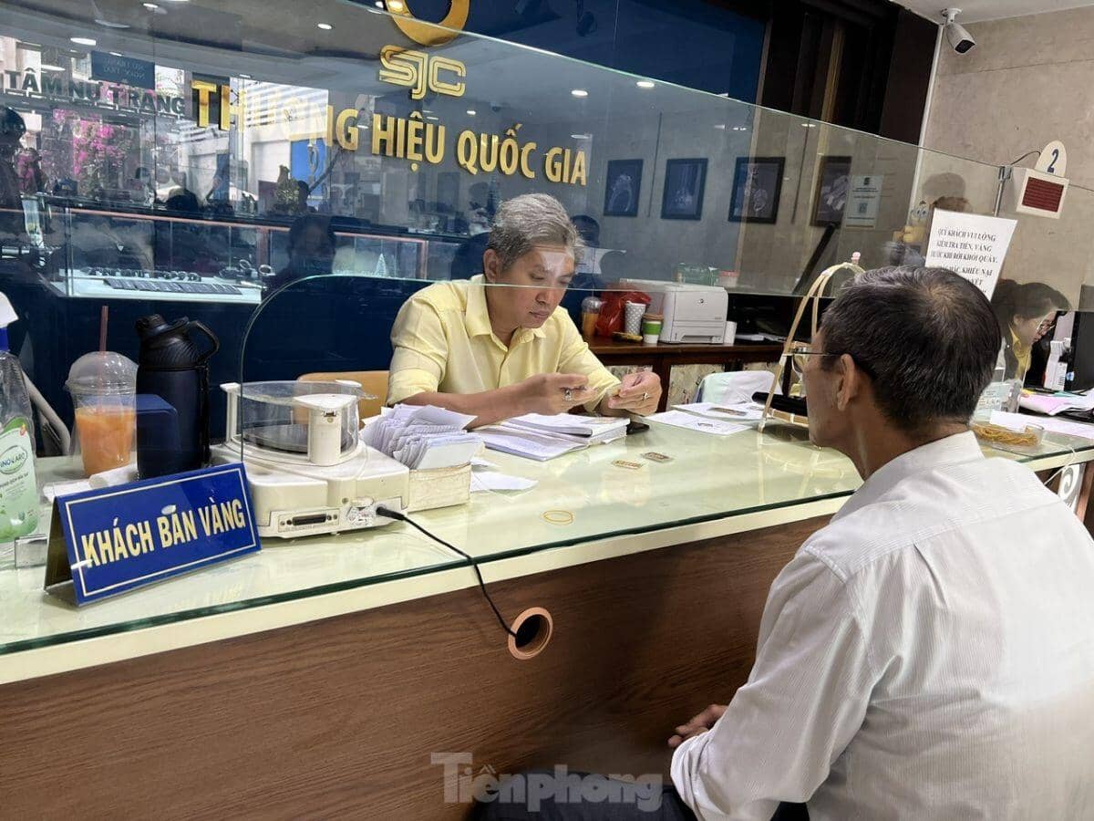 Giá vàng tăng giảm loạn xạ, người dân TPHCM ùn ùn đi bán