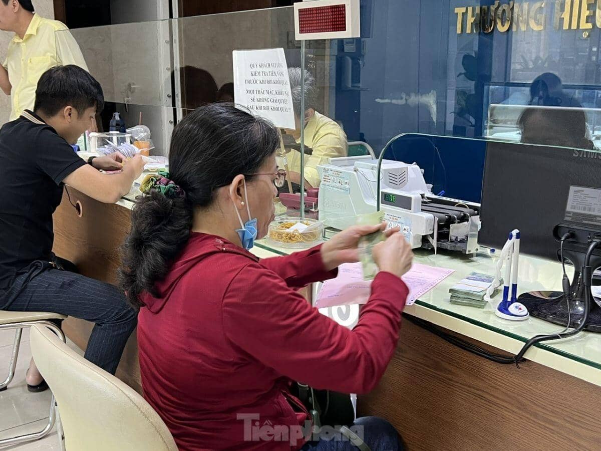 Giá vàng tăng giảm loạn xạ, người dân TPHCM ùn ùn đi bán