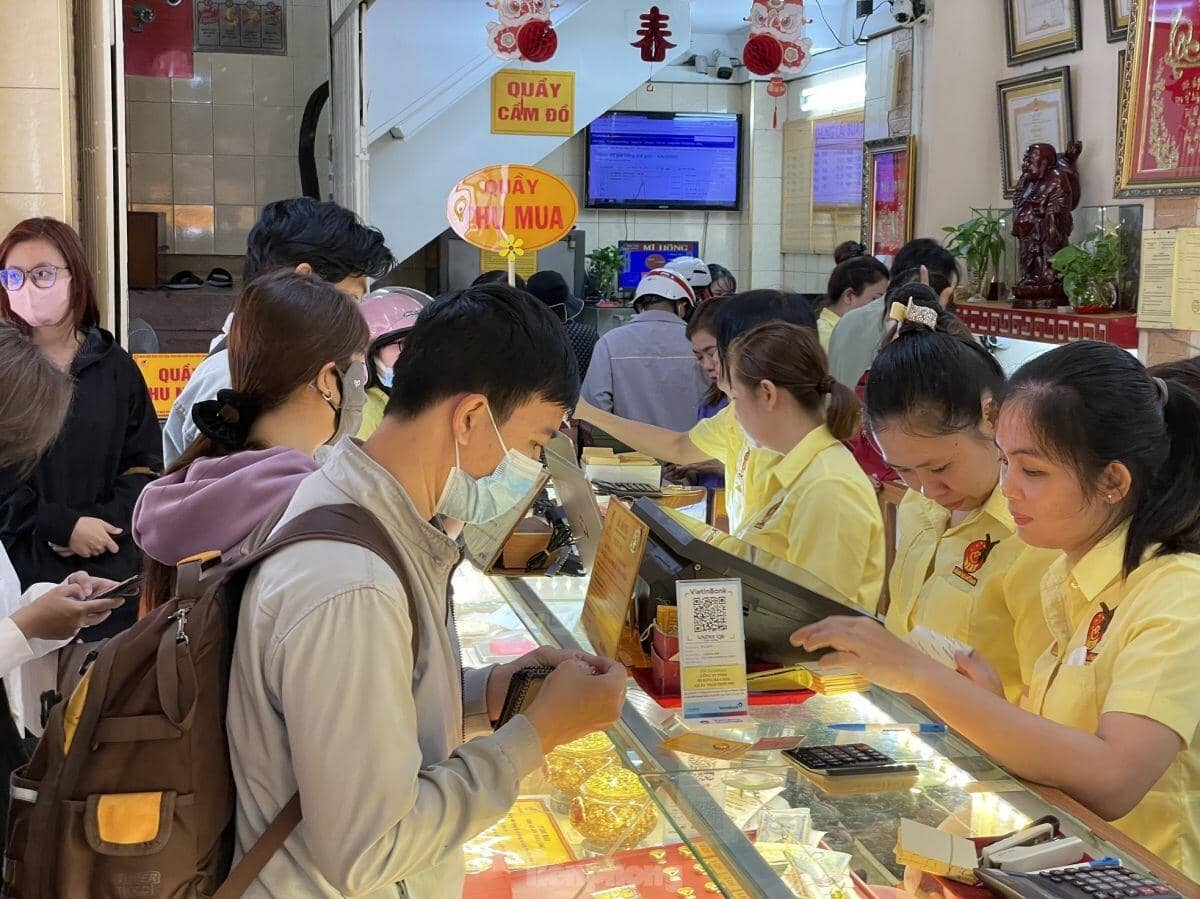 Giá vàng tăng giảm loạn xạ, người dân TPHCM ùn ùn đi bán