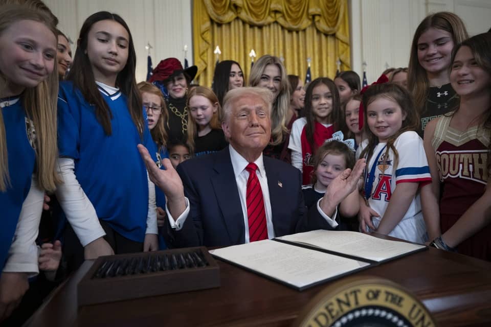 Tuần làm việc thứ 3 tại Nhà Trắng đầy biến động của ông Trump