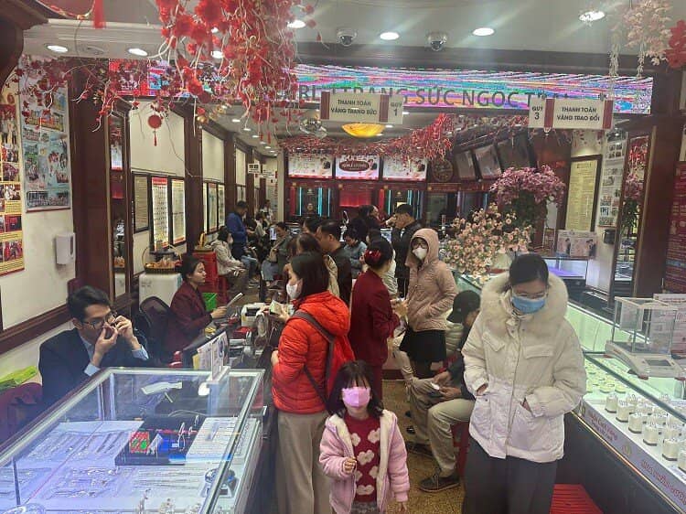 Giá vàng đột ngột giảm “sốc”, lỗ hơn 6 triệu đồng/lượng chỉ sau một ngày, nên mua hay bán?