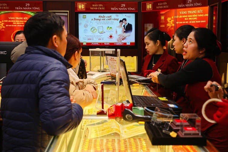Giá vàng đột ngột giảm “sốc”, lỗ hơn 6 triệu đồng/lượng chỉ sau một ngày, nên mua hay bán?
