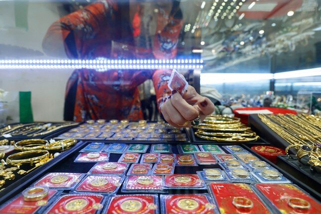 Các cửa hàng đang gom vàng?
