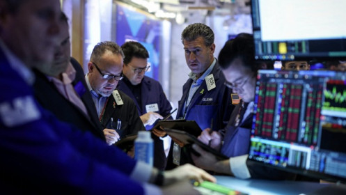 Chứng khoán Mỹ lập kỷ lục mới bất chấp mối lo thương mại, giá dầu tăng vì đường ống Nga bị tấn công