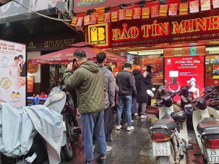 Giá vàng 19/2 tăng giảm chóng mặt, cửa hàng điều chỉnh chiều mua vào cao chưa từng thấy