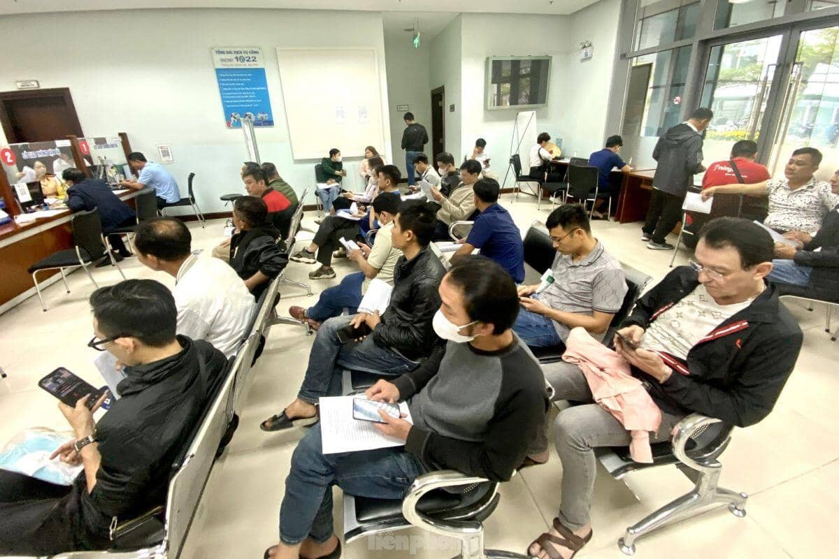 Xin nghỉ làm, xếp hàng từ sáng đến chiều chưa đổi được bằng lái xe