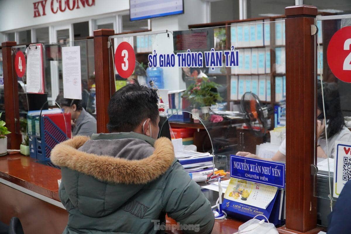 Xin nghỉ làm, xếp hàng từ sáng đến chiều chưa đổi được bằng lái xe