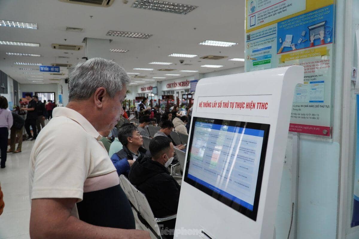 Xin nghỉ làm, xếp hàng từ sáng đến chiều chưa đổi được bằng lái xe