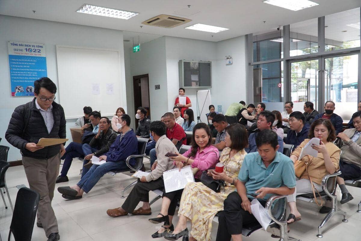 Xin nghỉ làm, xếp hàng từ sáng đến chiều chưa đổi được bằng lái xe