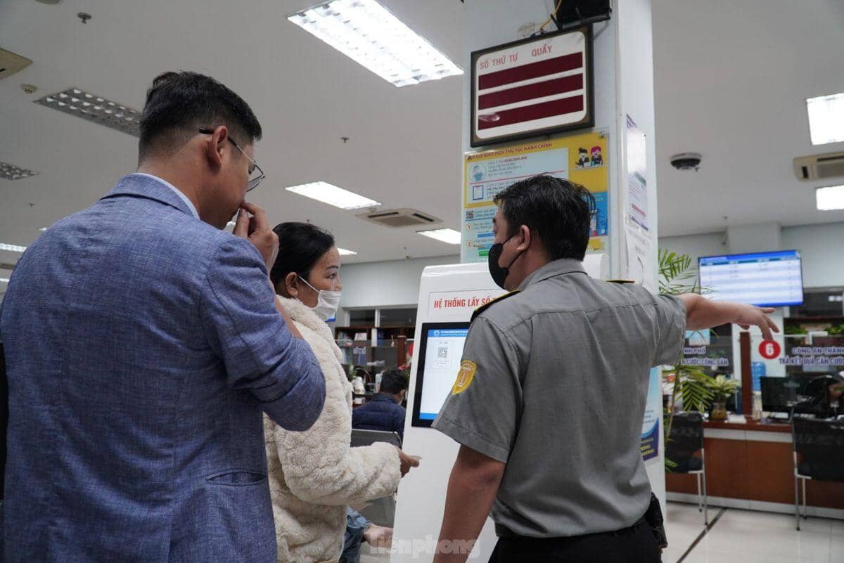 Xin nghỉ làm, xếp hàng từ sáng đến chiều chưa đổi được bằng lái xe