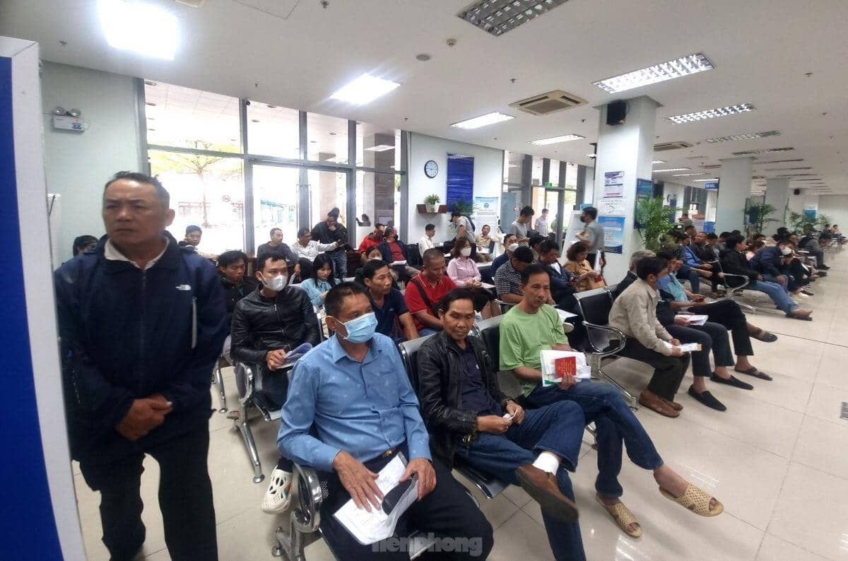 Xin nghỉ làm, xếp hàng từ sáng đến chiều chưa đổi được bằng lái xe