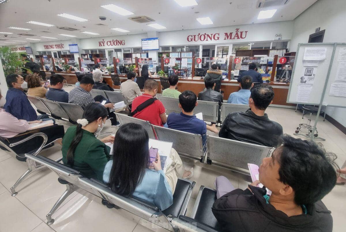 Xin nghỉ làm, xếp hàng từ sáng đến chiều chưa đổi được bằng lái xe