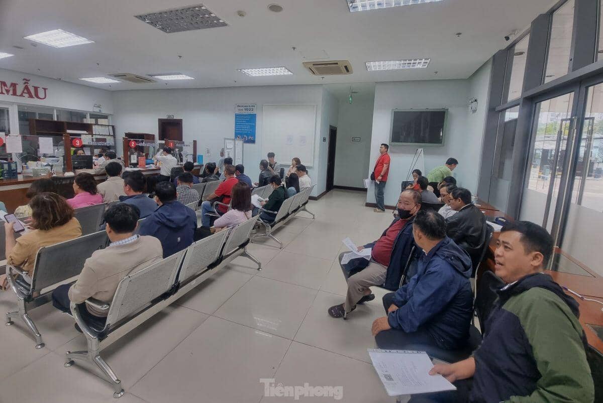 Xin nghỉ làm, xếp hàng từ sáng đến chiều chưa đổi được bằng lái xe