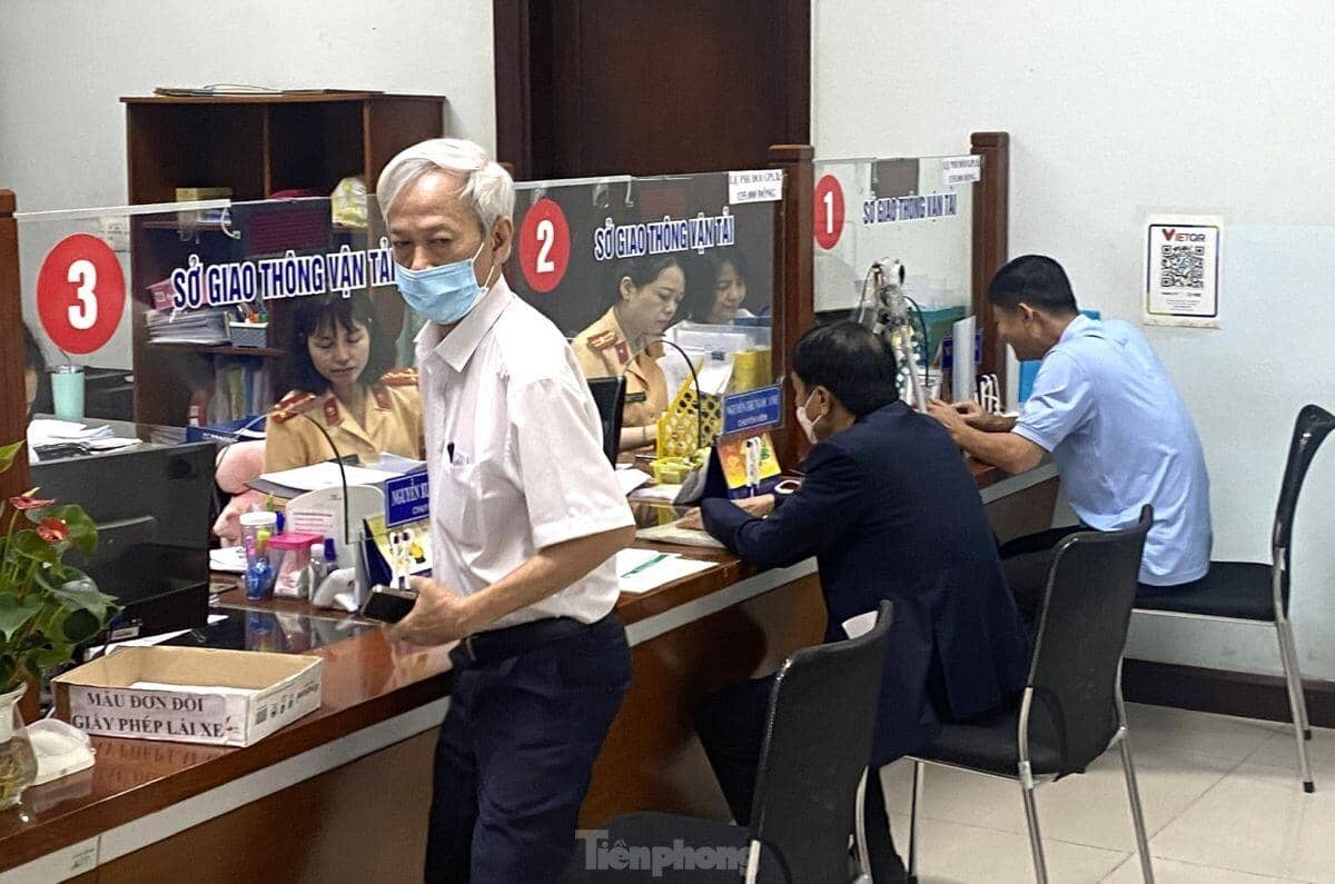 Xin nghỉ làm, xếp hàng từ sáng đến chiều chưa đổi được bằng lái xe