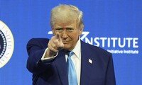 Ông Zelensky dịu giọng sau khi bị ông Trump gọi là ‘độc tài’