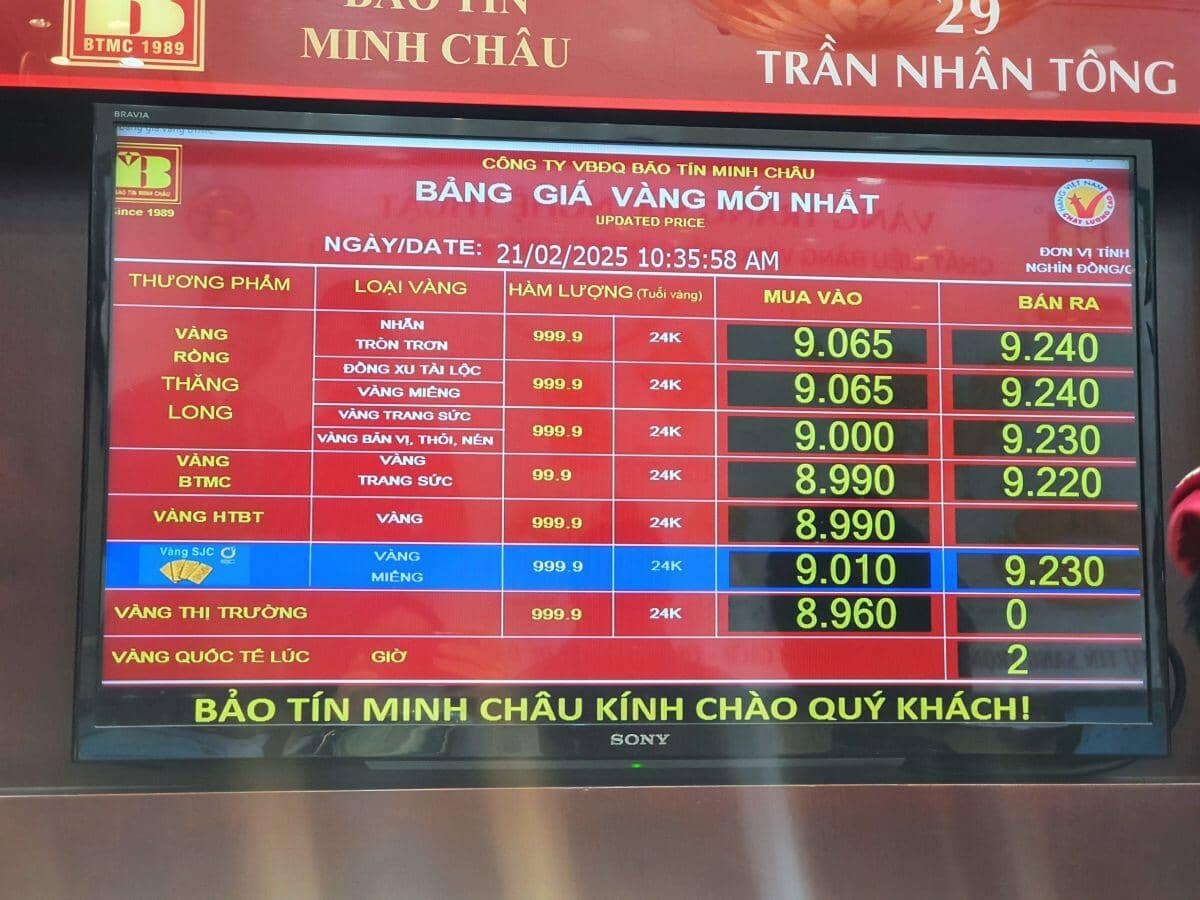 Giá vàng 21/2 quay đầu giảm, nhẫn tròn trơn đắt hơn vàng miếng, dân xếp hàng canh mua