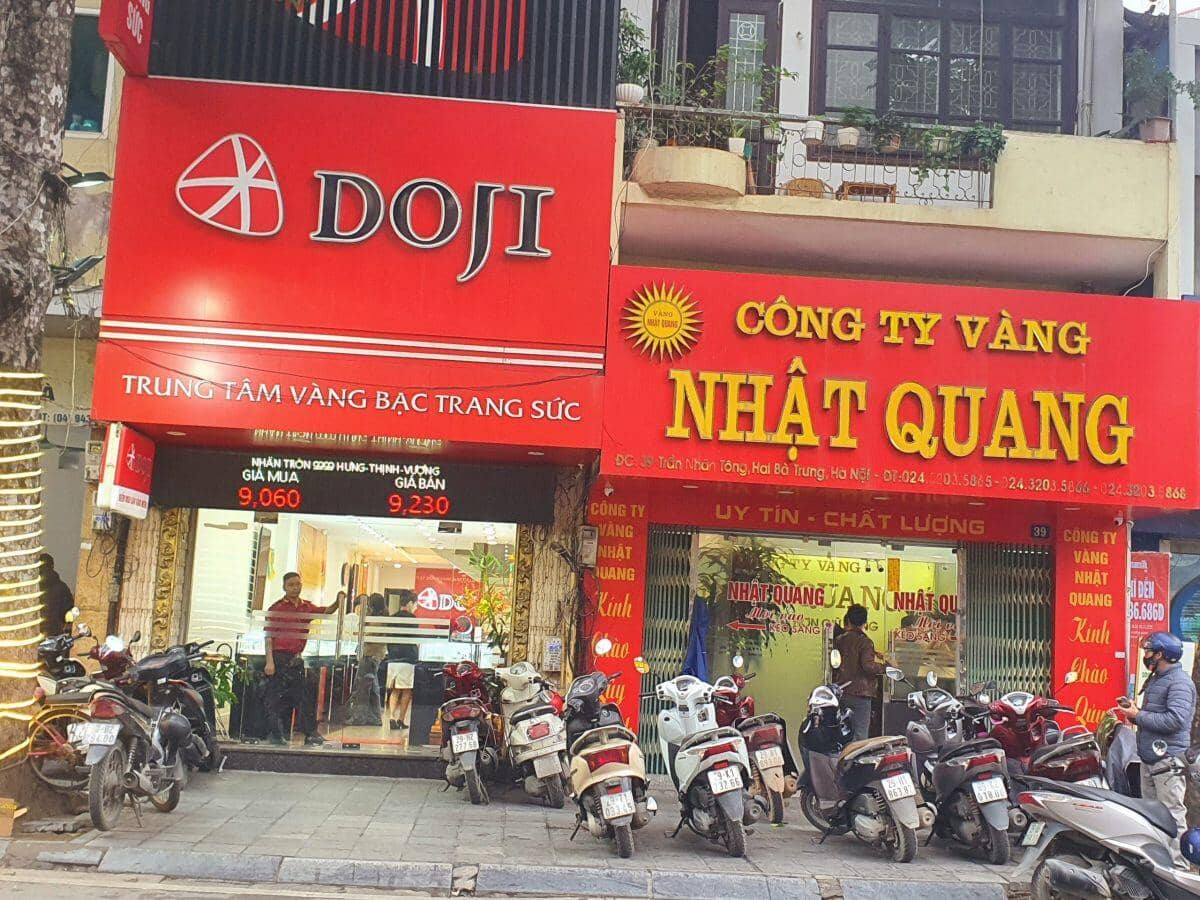 Giá vàng 21/2 quay đầu giảm, nhẫn tròn trơn đắt hơn vàng miếng, dân xếp hàng canh mua