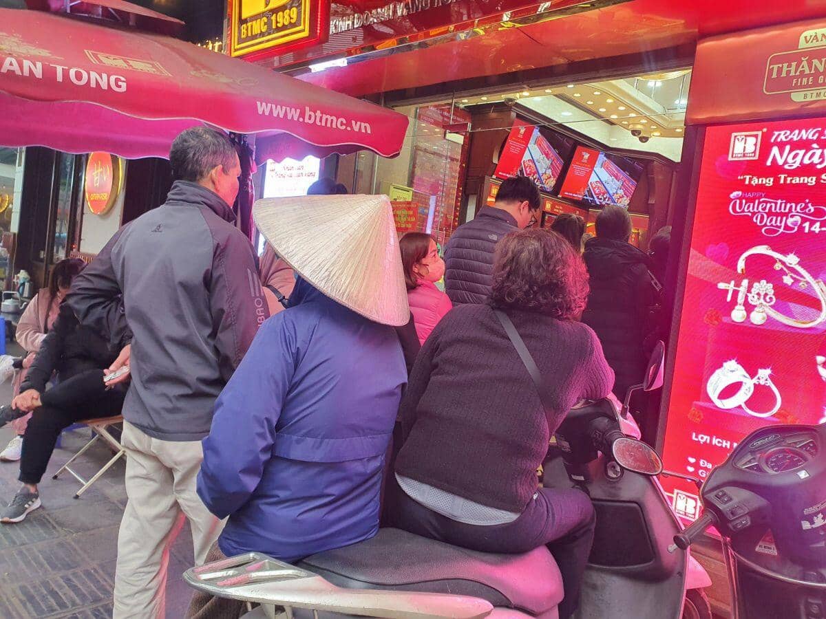 Giá vàng 21/2 quay đầu giảm, nhẫn tròn trơn đắt hơn vàng miếng, dân xếp hàng canh mua