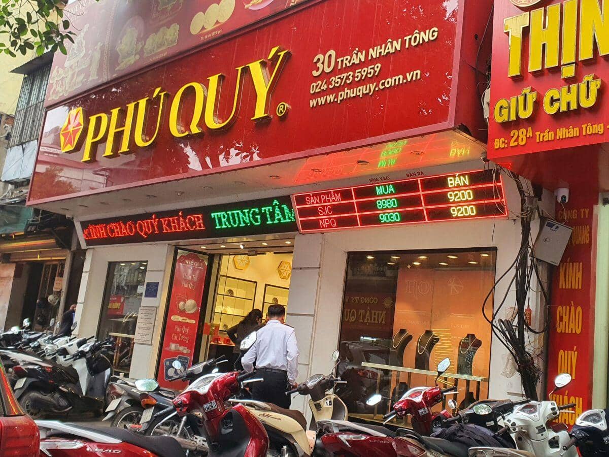 Giá vàng 21/2 quay đầu giảm, nhẫn tròn trơn đắt hơn vàng miếng, dân xếp hàng canh mua