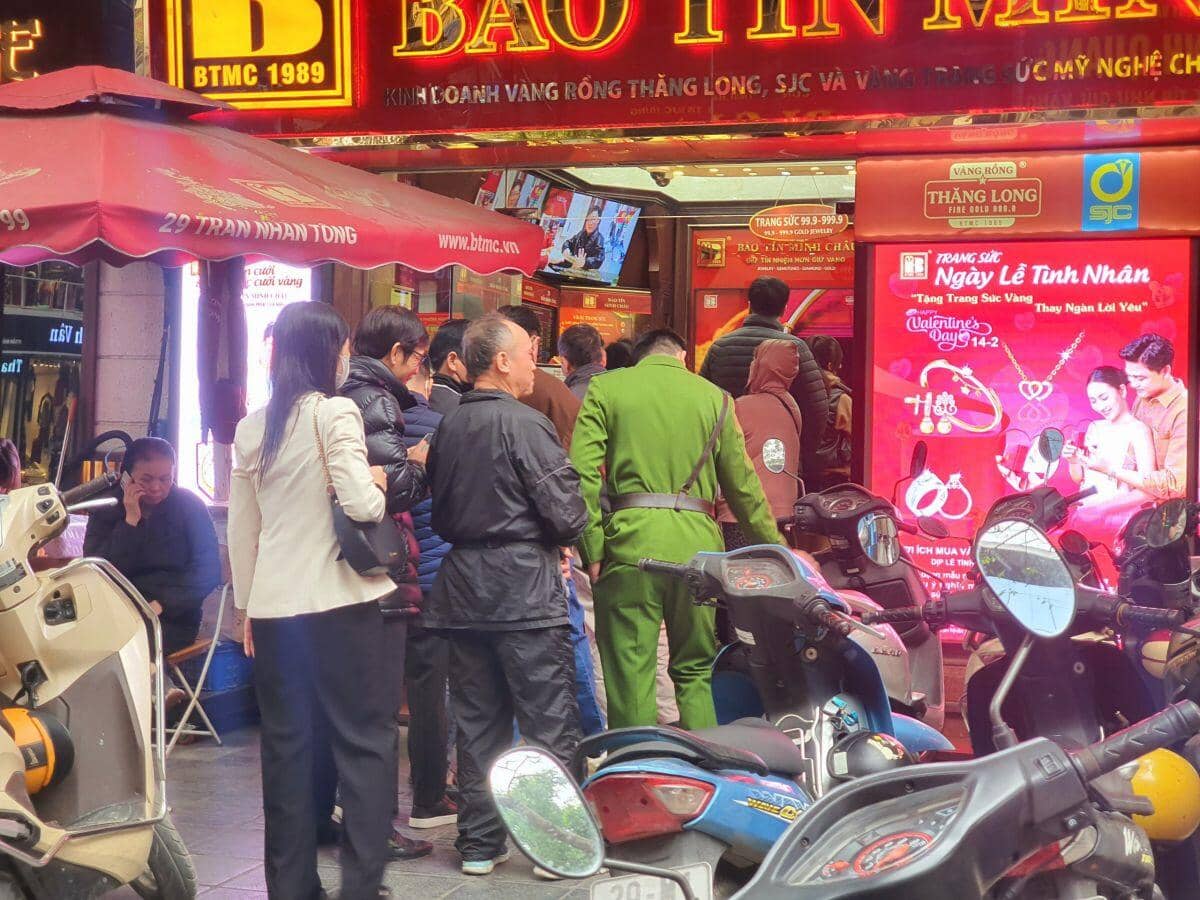 Giá vàng 21/2 quay đầu giảm, nhẫn tròn trơn đắt hơn vàng miếng, dân xếp hàng canh mua