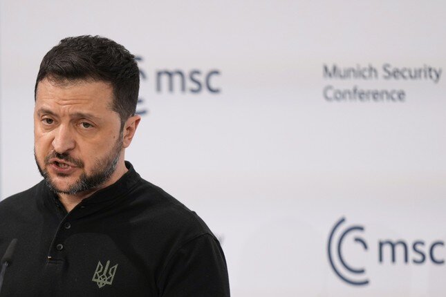 Ông Zelensky dịu giọng sau khi bị ông Trump gọi là ‘độc tài’