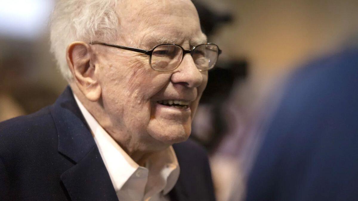 Warren Buffett tăng tiền mặt, bán cổ phiếu, điều gì đang diễn ra?