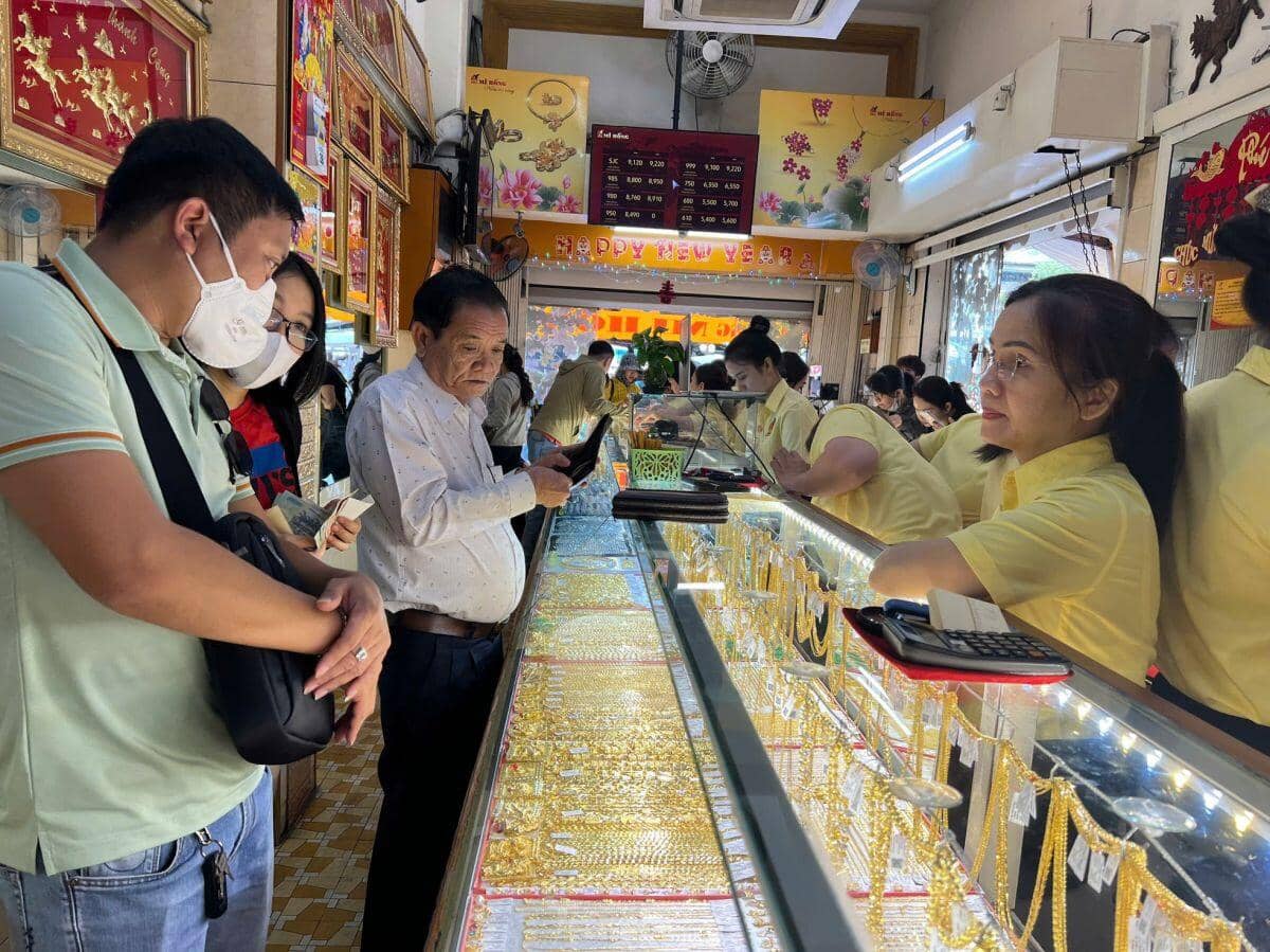 Giá vàng liên tục lên đỉnh, người dân mang vàng tích trữ 10 năm đi bán