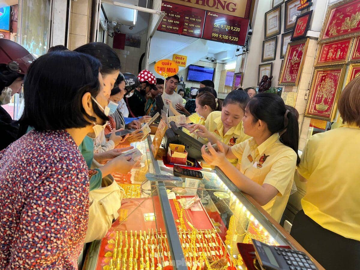 Giá vàng liên tục lên đỉnh, người dân mang vàng tích trữ 10 năm đi bán