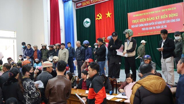 Hàng nghìn người đổ xô đi đăng ký biến động GCNQSD đất sau sáp nhập